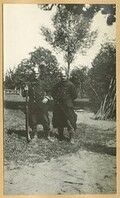 Jean Pecher en een vriend poseren met Duitse helmen, augustus 1914 | Jean Pecher and a friend pose with German helmets, August 1914