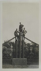 Soldiers posing in Suomenlinna