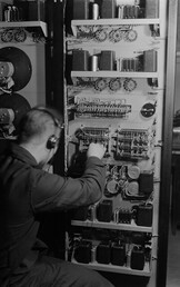 An employee is  finishing the power gain field destined for Sortavala broadcasting station in Yleisradio's workshop, ca. 1938.