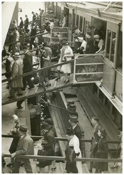 Disembarking South Steyne, Sydney, 1940 / attributed to Dennis Rowe