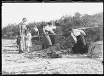 Voluntary workers at Soldiers Settlement, Long Bay