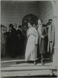 Kirsti Gallen-Kallela with Lauri Hannikainen at TarvaspÃ¤Ã¤ on Akseli Gallen-KallelaÂ´s birthday, 1915.