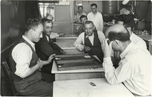 Hergele MeydanÄ±'nÄ±ndaki bir TÃ¼rk kahvesinde tavla oynayan insanlar, Ankara, 1940â€™lar - People playing backgammon at a traditional Turkish coffee shop in Hergele Square, Ankara, 1940s