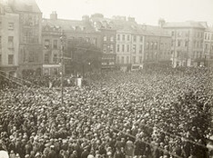 â€œLarge crowd gathered in unidentified city areaâ€