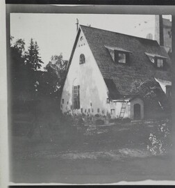 The TarvaspÃ¤Ã¤ atelier house pictured from the southwest in June 1914, left-hand of a stereoscopic photograph